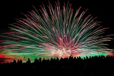 無料壁紙 虹色の海上花火。PCとデスクトップ壁紙に最適な4K高画質の無料壁紙。三重県熊野市の熊野大花火大会で撮影したフリー写真素材