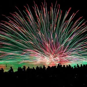 無料壁紙 虹色の海上花火。PCとデスクトップ壁紙に最適な4K高画質の無料壁紙。三重県熊野市の熊野大花火大会で撮影したフリー写真素材