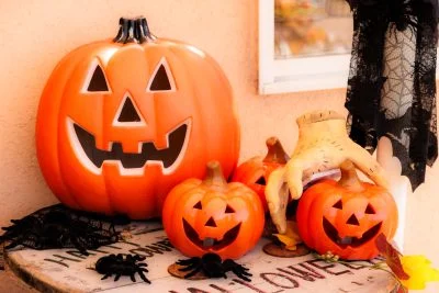 無料壁紙 カボチャのおばけ大集合。PCとデスクトップ壁紙に最適な4K高画質の無料壁紙。三重県津市のレッドヒルヒーサーの森で撮影したフリー写真素材