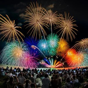 無料壁紙 レインボースターマイン。PCとデスクトップ壁紙に最適な4K高画質の無料壁紙。三重県津市の津花火大会で撮影したフリー写真素材