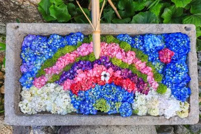 無料壁紙 虹の花手水。PCとデスクトップ壁紙に最適な4K高画質の無料壁紙。三重県津市のかざはやの里で撮影したフリー写真素材