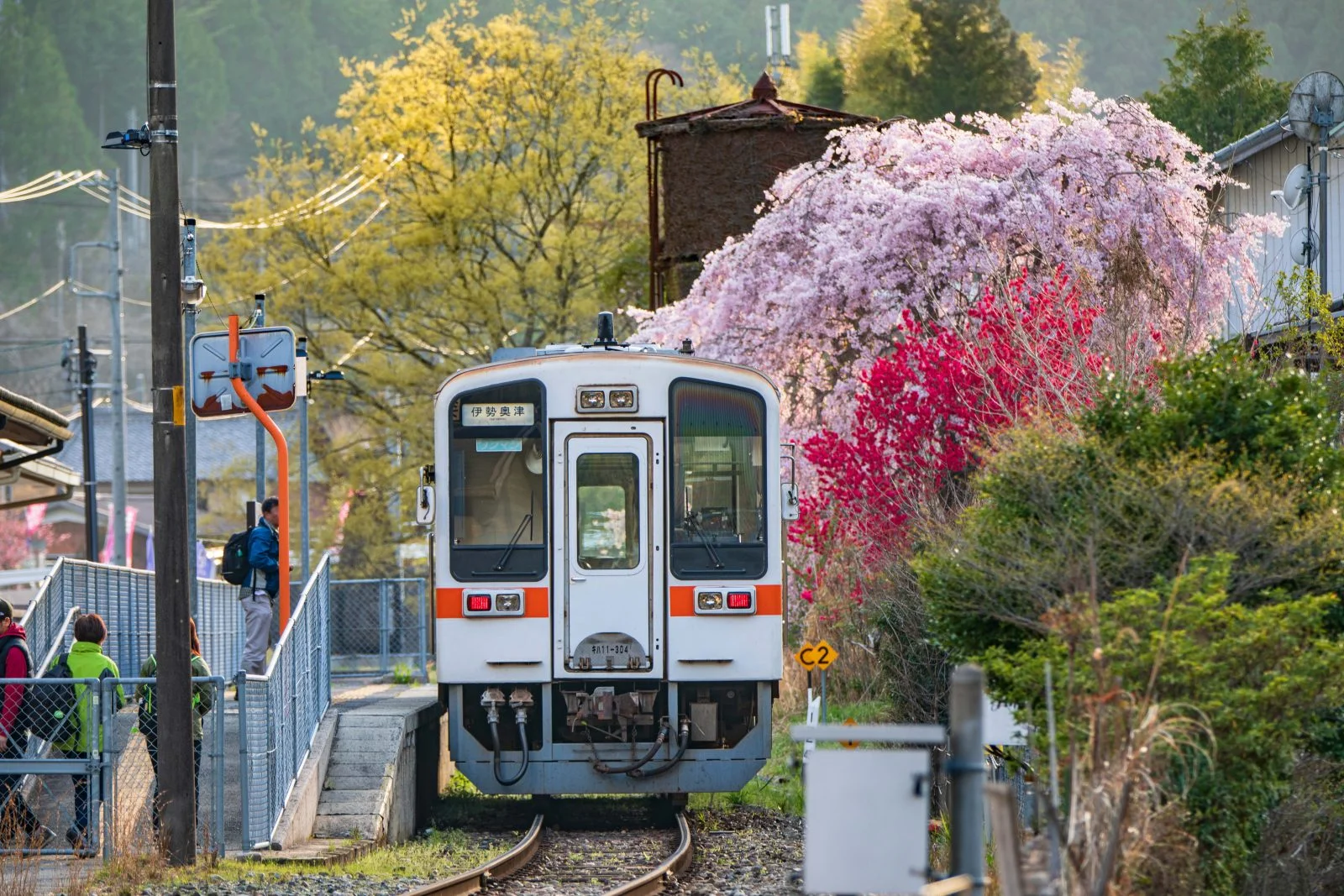 無料壁紙 伊勢奥津駅の花桃と給水塔。PCとデスクトップ壁紙に最適な4K高画質の無料壁紙。三重県津市の名松線で撮影したフリー写真素材
