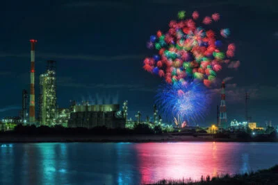 工場夜景と彩色千輪菊と海面に映る花火（三重県四日市市・四日市花火大会）