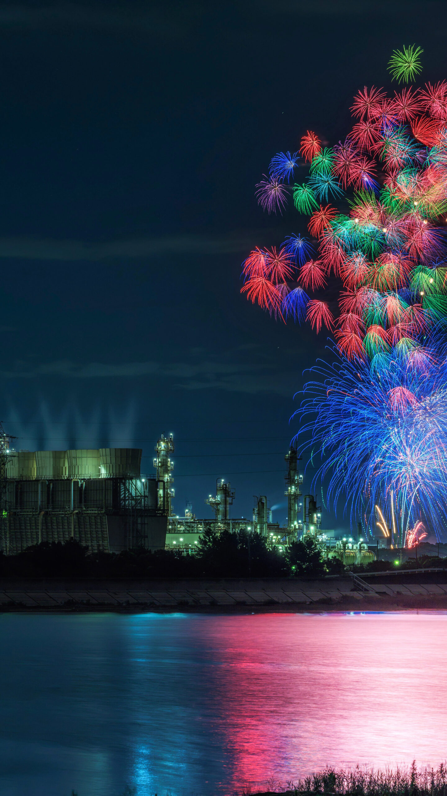 工場夜景と彩色千輪菊と海面に映る花火(三重県四日市市・四日市花火大会)