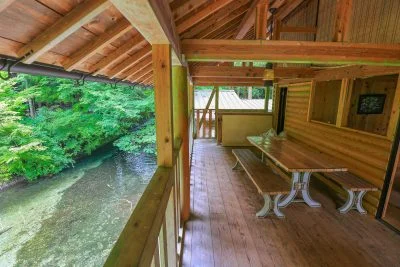 無料壁紙 コテージの２階席。PCとデスクトップ壁紙に最適な4K高画質の無料壁紙。三重県津市の大吉あまごセンターで撮影したフリー写真素材