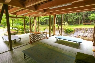 無料壁紙 屋外の座敷席。PCとデスクトップ壁紙に最適な4K高画質の無料壁紙。三重県津市の大吉あまごセンターで撮影したフリー写真素材