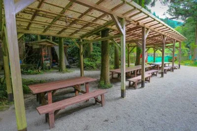 無料壁紙 屋外のテーブル席。PCとデスクトップ壁紙に最適な4K高画質の無料壁紙。三重県津市の大吉あまごセンターで撮影したフリー写真素材