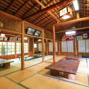 無料壁紙 屋内の座敷席。PCとデスクトップ壁紙に最適な4K高画質の無料壁紙。三重県津市の大吉あまごセンターで撮影したフリー写真素材