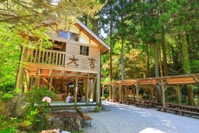 無料壁紙 大吉あまごセンターの建物外観。PCとデスクトップ壁紙に最適な4K高画質の無料壁紙。三重県津市の大吉あまごセンターで撮影したフリー写真素材