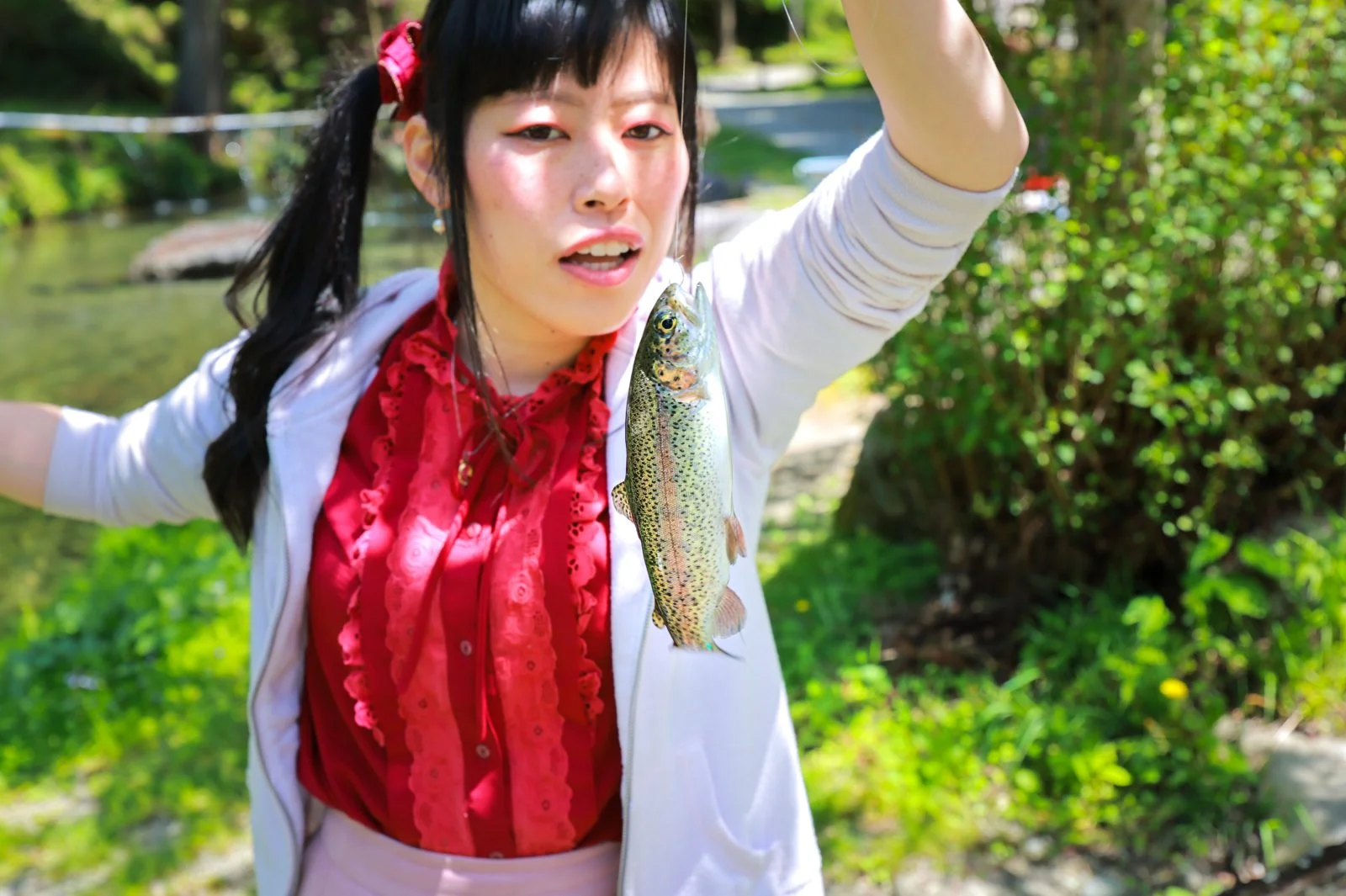 無料壁紙 釣り堀で釣れたニジマス。PCとデスクトップ壁紙に最適な4K高画質の無料壁紙。三重県津市の大吉あまごセンターで撮影したフリー写真素材