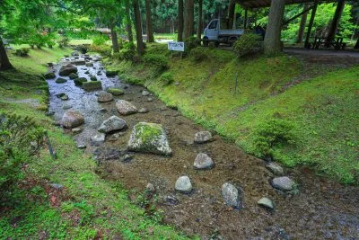 無料壁紙 魚のつかみ取りエリア。PCとデスクトップ壁紙に最適な4K高画質の無料壁紙。三重県津市の大吉あまごセンターで撮影したフリー写真素材