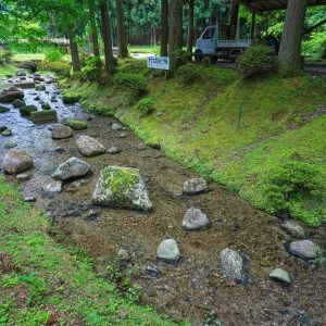 無料壁紙 魚のつかみ取りエリア。PCとデスクトップ壁紙に最適な4K高画質の無料壁紙。三重県津市の大吉あまごセンターで撮影したフリー写真素材