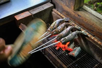 無料壁紙 スタッフさんが調理してくれます。PCとデスクトップ壁紙に最適な4K高画質の無料壁紙。三重県津市の大吉あまごセンターで撮影したフリー写真素材