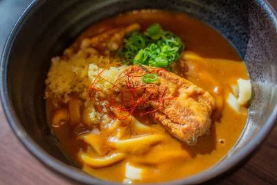 無料壁紙 御在所カレーうどんの絶品角煮。PCとデスクトップ壁紙に最適な4K高画質の無料壁紙。三重県菰野町の御在所ロープウエイで撮影したフリー写真素材