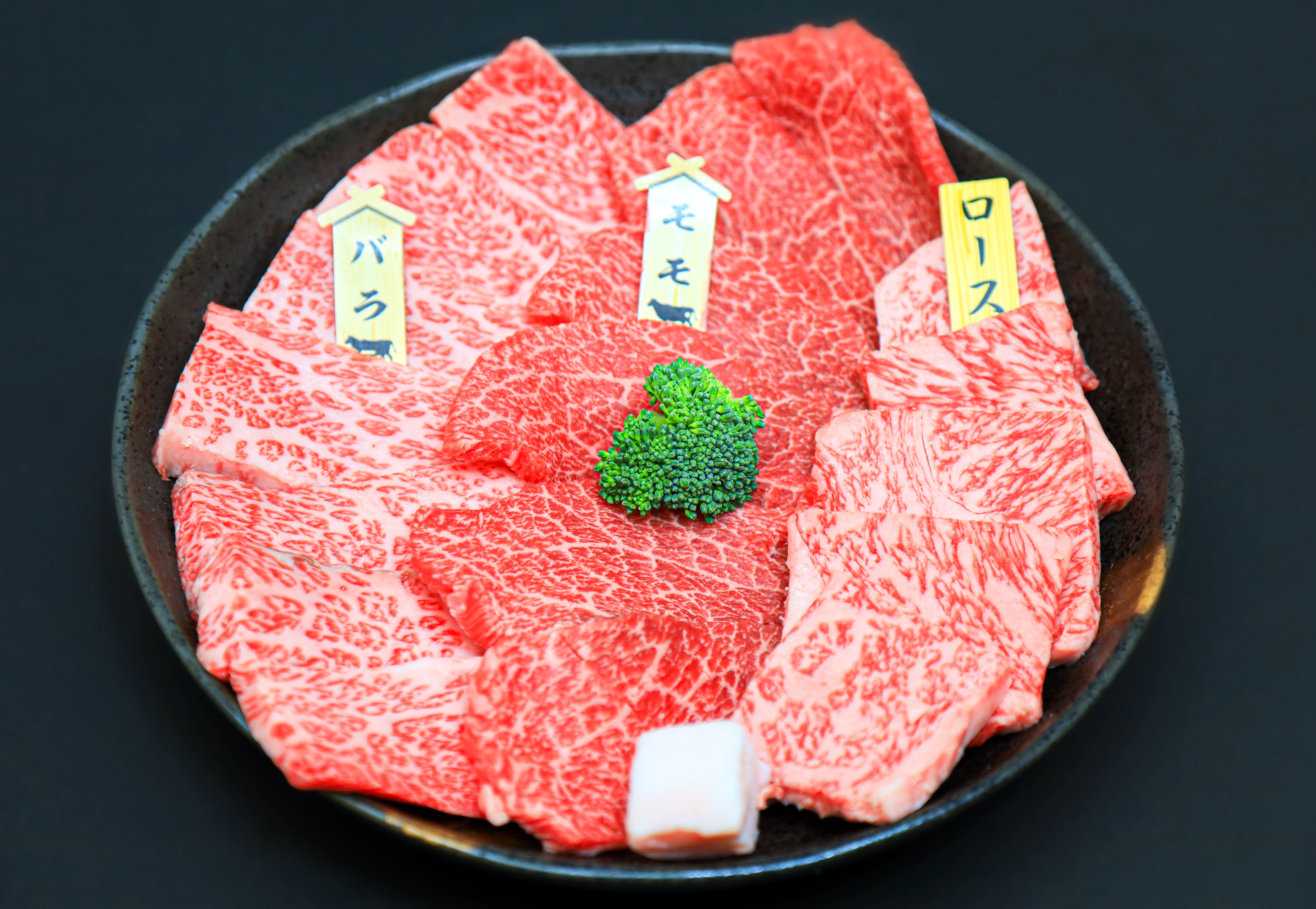 無料壁紙 伊賀肉の三連肉。PCとデスクトップ壁紙に最適な4K高画質の無料壁紙。三重県三重グルメの伊賀肉(伊賀牛)で撮影したフリー写真素材