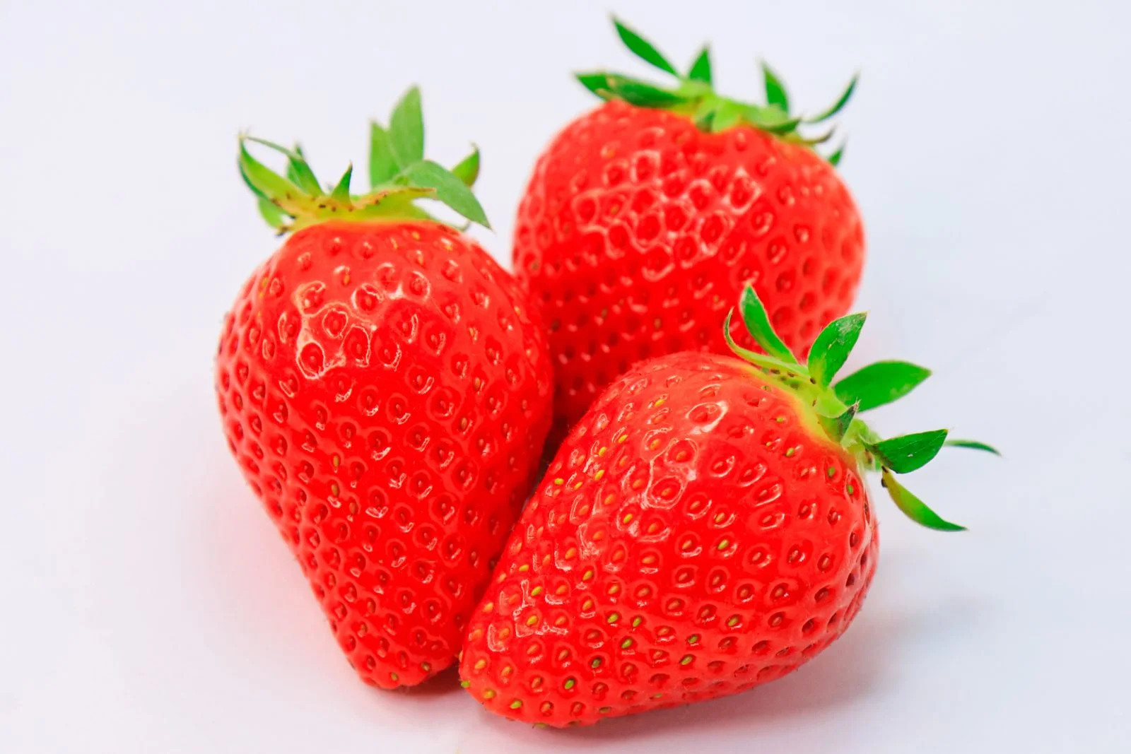 無料壁紙 並んだイチゴ。PCとデスクトップ壁紙に最適な4K高画質の無料壁紙。三重県三重グルメのかおり野で撮影したフリー写真素材