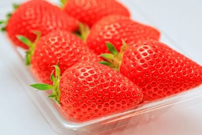 無料壁紙 パックに入ったイチゴ。PCとデスクトップ壁紙に最適な4K高画質の無料壁紙。三重県三重グルメのかおり野で撮影したフリー写真素材