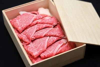 無料壁紙 木箱から出てきた松阪牛。PCとデスクトップ壁紙に最適な4K高画質の無料壁紙。三重県三重グルメの松阪牛で撮影したフリー写真素材