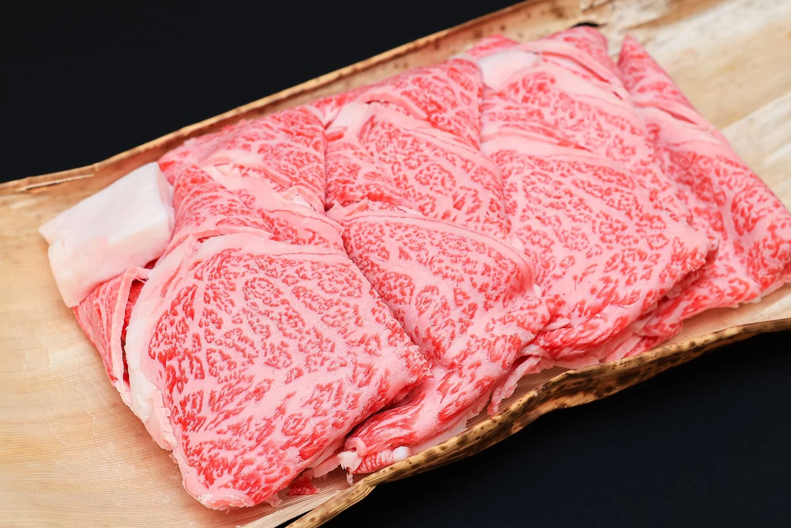 無料壁紙 竹皮に包まれた松阪牛（左上に牛脂）。PCとデスクトップ壁紙に最適な4K高画質の無料壁紙。三重県三重グルメの松阪牛で撮影したフリー写真素材