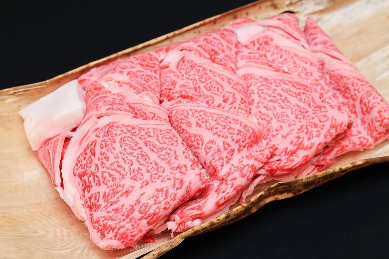 無料壁紙 竹皮に包まれた松阪牛（左上に牛脂）。PCとデスクトップ壁紙に最適な4K高画質の無料壁紙。三重県三重グルメの松阪牛で撮影したフリー写真素材