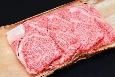 無料壁紙 竹皮に包まれた松阪牛（左上に牛脂）。PCとデスクトップ壁紙に最適な4K高画質の無料壁紙。三重県三重グルメの松阪牛で撮影したフリー写真素材