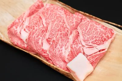 無料壁紙 竹皮に包まれた松阪牛（右下に牛脂）。PCとデスクトップ壁紙に最適な4K高画質の無料壁紙。三重県三重グルメの松阪牛で撮影したフリー写真素材