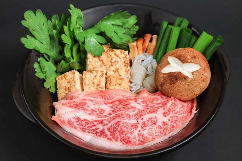 無料壁紙 松阪牛のすき焼き（土鍋）。PCとデスクトップ壁紙に最適な4K高画質の無料壁紙。三重県三重グルメの松阪牛で撮影したフリー写真素材