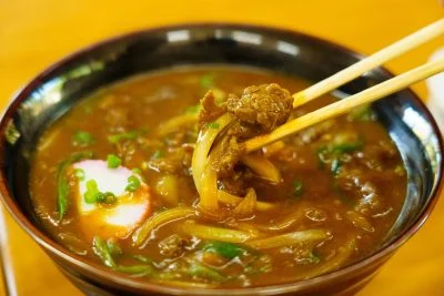 無料壁紙 やまよん食堂(乗船チケット売り場）のカレーうどん。PCとデスクトップ壁紙に最適な4K高画質の無料壁紙。三重県大台町の宮川ダム湖観光船で撮影したフリー写真素材