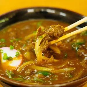 無料壁紙 やまよん食堂(乗船チケット売り場）のカレーうどん。PCとデスクトップ壁紙に最適な4K高画質の無料壁紙。三重県大台町の宮川ダム湖観光船で撮影したフリー写真素材