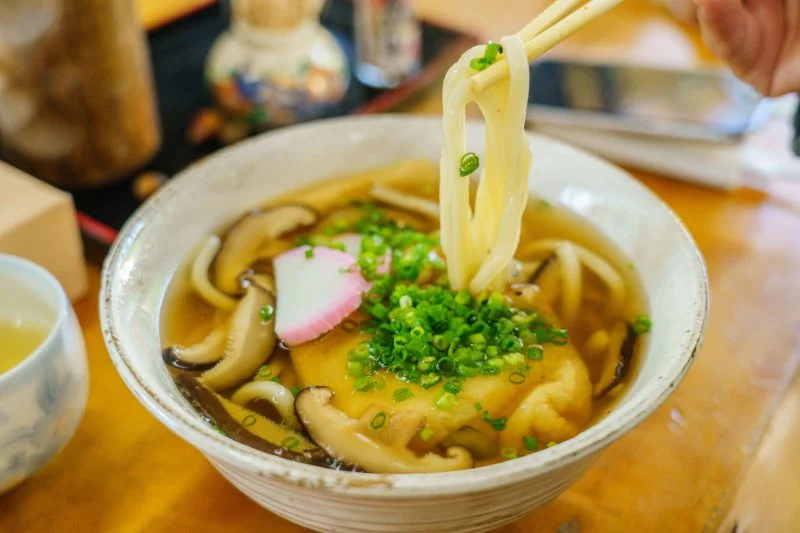 無料壁紙 やまよん食堂(乗船チケット売り場）のきつねうどん。PCとデスクトップ壁紙に最適な4K高画質の無料壁紙。三重県大台町の宮川ダム湖観光船で撮影したフリー写真素材