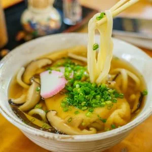 無料壁紙 やまよん食堂(乗船チケット売り場）のきつねうどん。PCとデスクトップ壁紙に最適な4K高画質の無料壁紙。三重県大台町の宮川ダム湖観光船で撮影したフリー写真素材