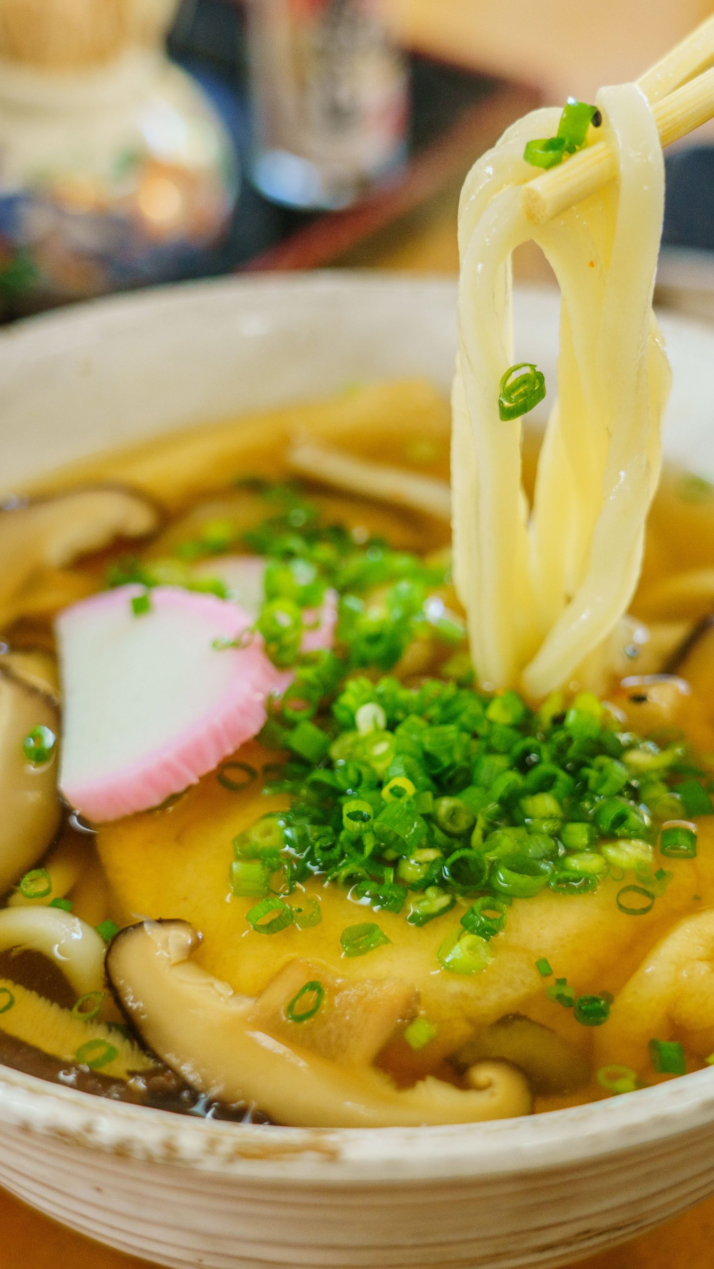 無料壁紙 やまよん食堂(乗船チケット売り場)のきつねうどん。PCとデスクトップ壁紙に最適な4K高画質の無料壁紙。三重県大台町の宮川ダム湖観光船で撮影したフリー写真素材