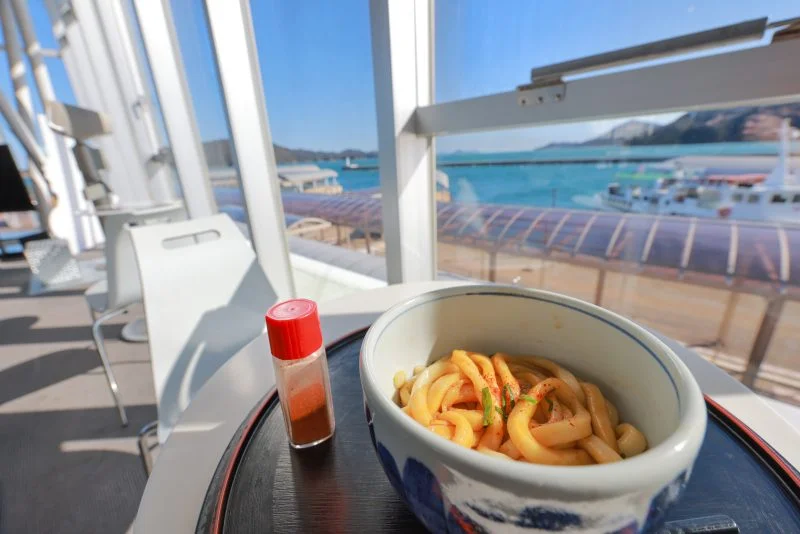 無料壁紙 ２階交流ラウンジのカフェで注文できる伊勢うどん。PCとデスクトップ壁紙に最適な4K高画質の無料壁紙。三重県鳥羽市の鳥羽マリンターミナルで撮影したフリー写真素材