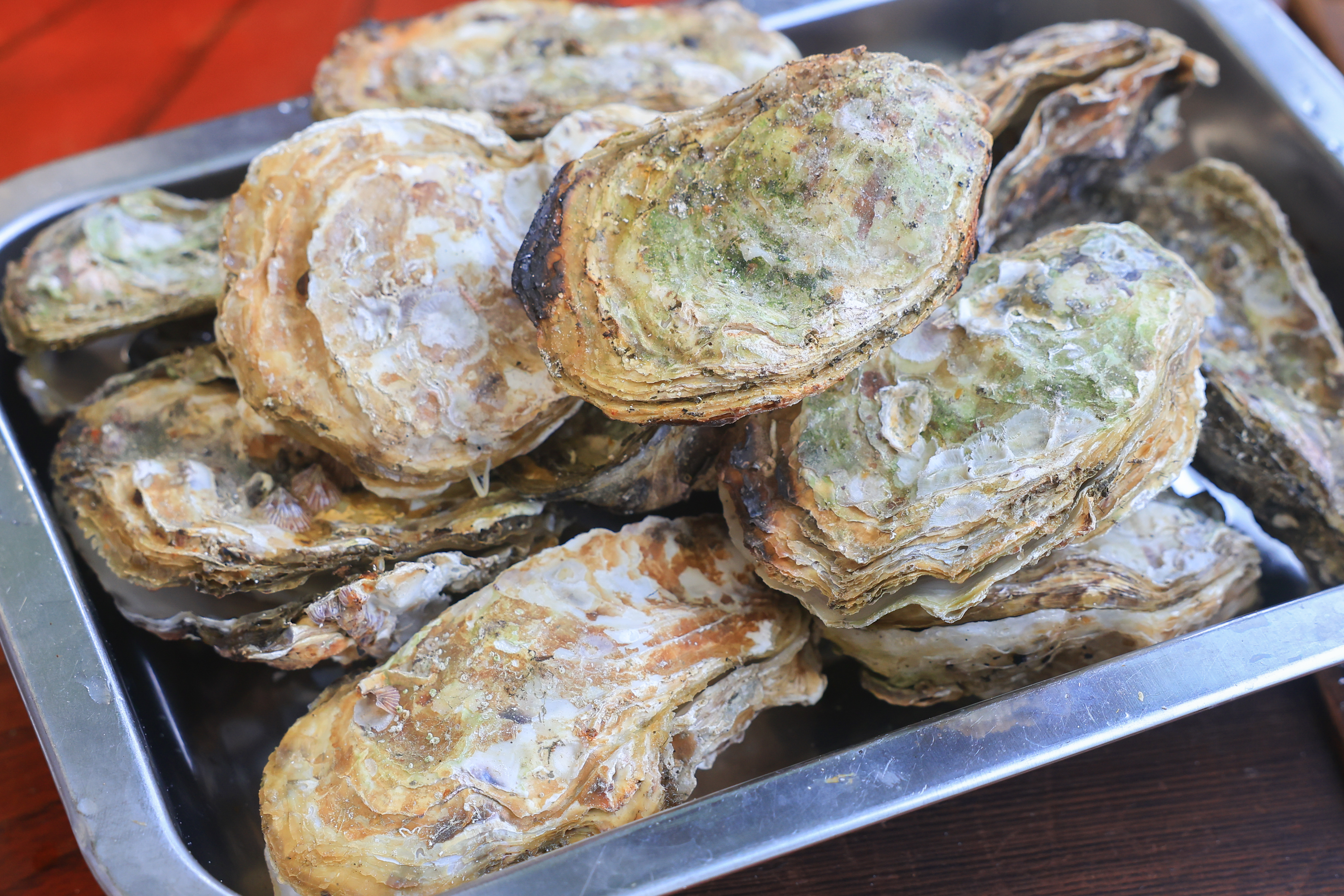 無料壁紙 焼き牡蠣が盛られた光景。PCとデスクトップ壁紙に最適な4K高画質の無料壁紙。三重県三重グルメの鳥羽浦村の牡蠣で撮影したフリー写真素材