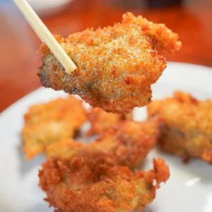 無料壁紙 カキフライの箸上げ。PCとデスクトップ壁紙に最適な4K高画質の無料壁紙。三重県三重グルメの鳥羽浦村の牡蠣で撮影したフリー写真素材