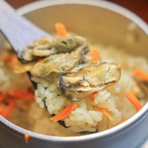 無料壁紙 牡蠣飯をしゃもじですくう。PCとデスクトップ壁紙に最適な4K高画質の無料壁紙。三重県三重グルメの鳥羽浦村の牡蠣で撮影したフリー写真素材