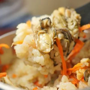 無料壁紙 牡蠣の身がたっぷりの牡蠣飯。PCとデスクトップ壁紙に最適な4K高画質の無料壁紙。三重県三重グルメの鳥羽浦村の牡蠣で撮影したフリー写真素材