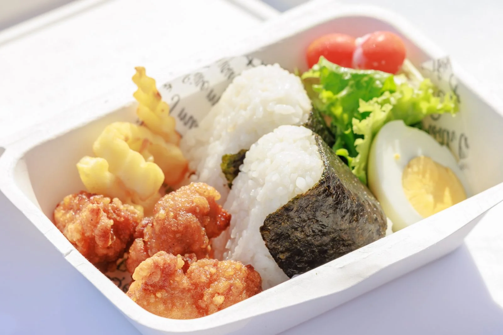 無料壁紙 ON THE BEACH CAFEのお弁当。PCとデスクトップ壁紙に最適な4K高画質の無料壁紙。三重県紀北町の城ノ浜プール＆ビーチで撮影したフリー写真素材