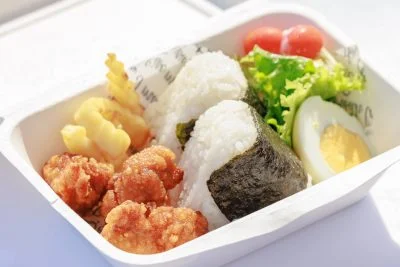 無料壁紙 ON THE BEACH CAFEのお弁当。PCとデスクトップ壁紙に最適な4K高画質の無料壁紙。三重県紀北町の城ノ浜プール＆ビーチで撮影したフリー写真素材