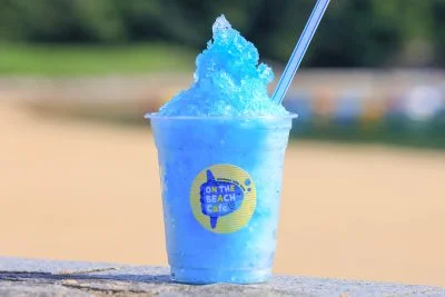 無料壁紙 ON THE BEACH Cafeのかき氷。PCとデスクトップ壁紙に最適な4K高画質の無料壁紙。三重県紀北町の城ノ浜プール＆ビーチで撮影したフリー写真素材