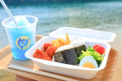 無料壁紙 海辺でランチ＆かき氷。PCとデスクトップ壁紙に最適な4K高画質の無料壁紙。三重県紀北町の城ノ浜プール＆ビーチで撮影したフリー写真素材