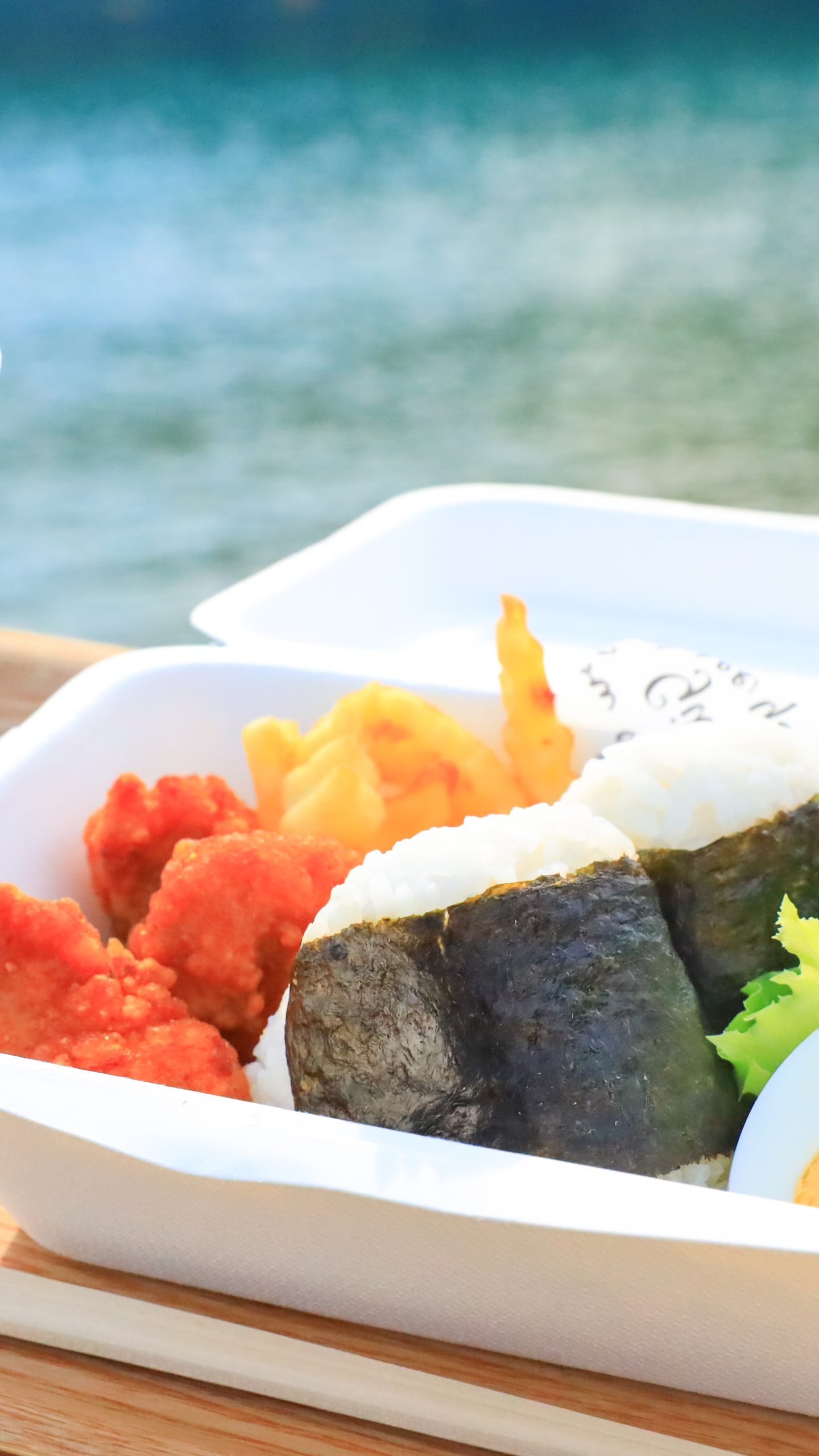 無料壁紙 海辺でランチ&かき氷。PCとデスクトップ壁紙に最適な4K高画質の無料壁紙。三重県紀北町の城ノ浜プール&ビーチで撮影したフリー写真素材