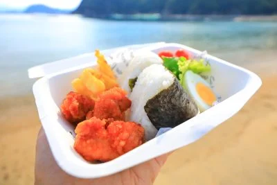 無料壁紙 波打ち際でランチ。PCとデスクトップ壁紙に最適な4K高画質の無料壁紙。三重県紀北町の城ノ浜プール＆ビーチで撮影したフリー写真素材