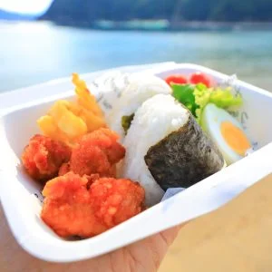 無料壁紙 波打ち際でランチ。PCとデスクトップ壁紙に最適な4K高画質の無料壁紙。三重県紀北町の城ノ浜プール＆ビーチで撮影したフリー写真素材