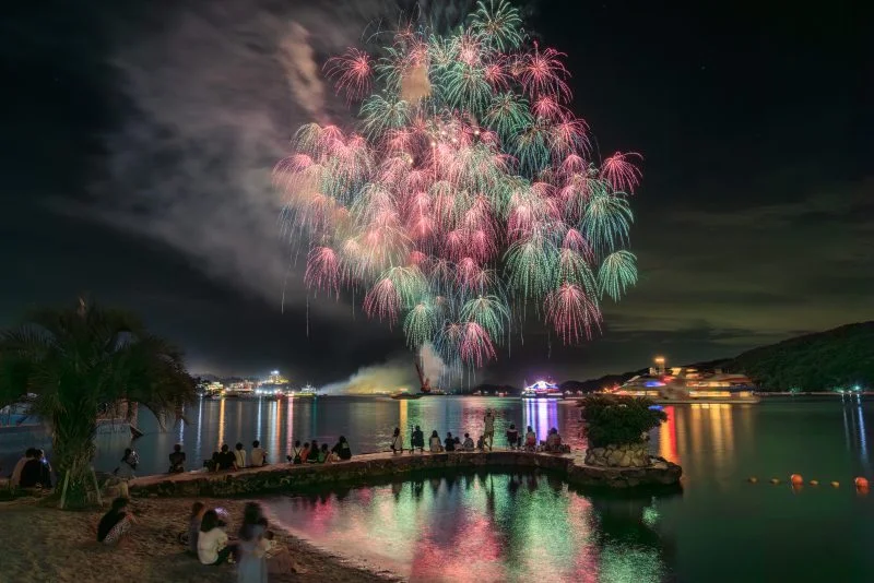 無料壁紙 青とピンクの彩色千輪菊。PCとデスクトップ壁紙に最適な4K高画質の無料壁紙。三重県鳥羽市の鳥羽みなとまつりで撮影したフリー写真素材