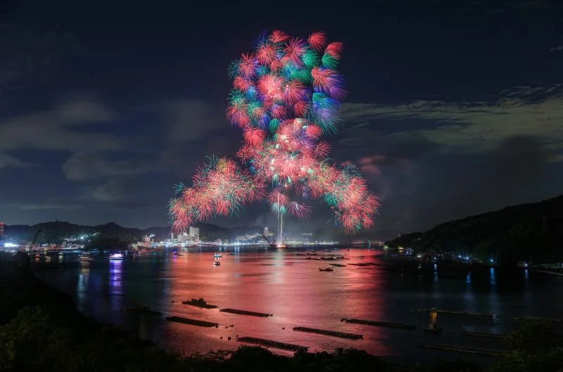 無料壁紙 彩色千輪菊と鳥羽の町並み。PCとデスクトップ壁紙に最適な4K高画質の無料壁紙。三重県鳥羽市の鳥羽みなとまつりで撮影したフリー写真素材