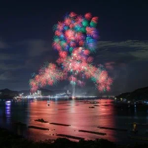 無料壁紙 彩色千輪菊と鳥羽の町並み。PCとデスクトップ壁紙に最適な4K高画質の無料壁紙。三重県鳥羽市の鳥羽みなとまつりで撮影したフリー写真素材