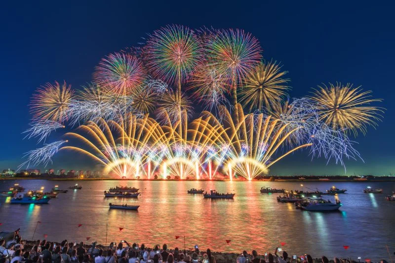 無料壁紙 美しい夜空と連発花火。PCとデスクトップ壁紙に最適な4K高画質の無料壁紙。三重県桑名市の桑名水郷花火大会で撮影したフリー写真素材