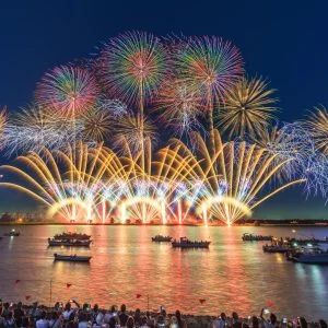 無料壁紙 美しい夜空と連発花火。PCとデスクトップ壁紙に最適な4K高画質の無料壁紙。三重県桑名市の桑名水郷花火大会で撮影したフリー写真素材