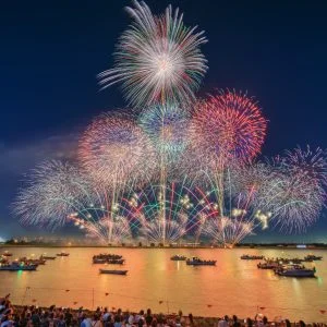 無料壁紙 虹色に輝く連発花火。PCとデスクトップ壁紙に最適な4K高画質の無料壁紙。三重県桑名市の桑名水郷花火大会で撮影したフリー写真素材